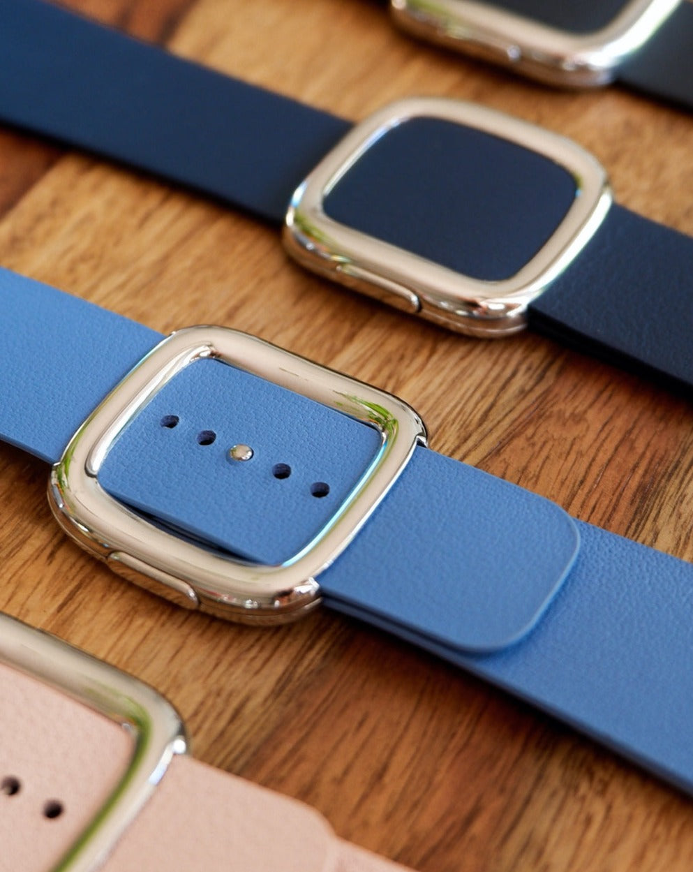 Magnetic Buckle, Modern Buckle Cornflower | Modernes Lederarmband für Apple Watch (blau)-Apple Watch Armbänder kaufen #farbe_cornflower