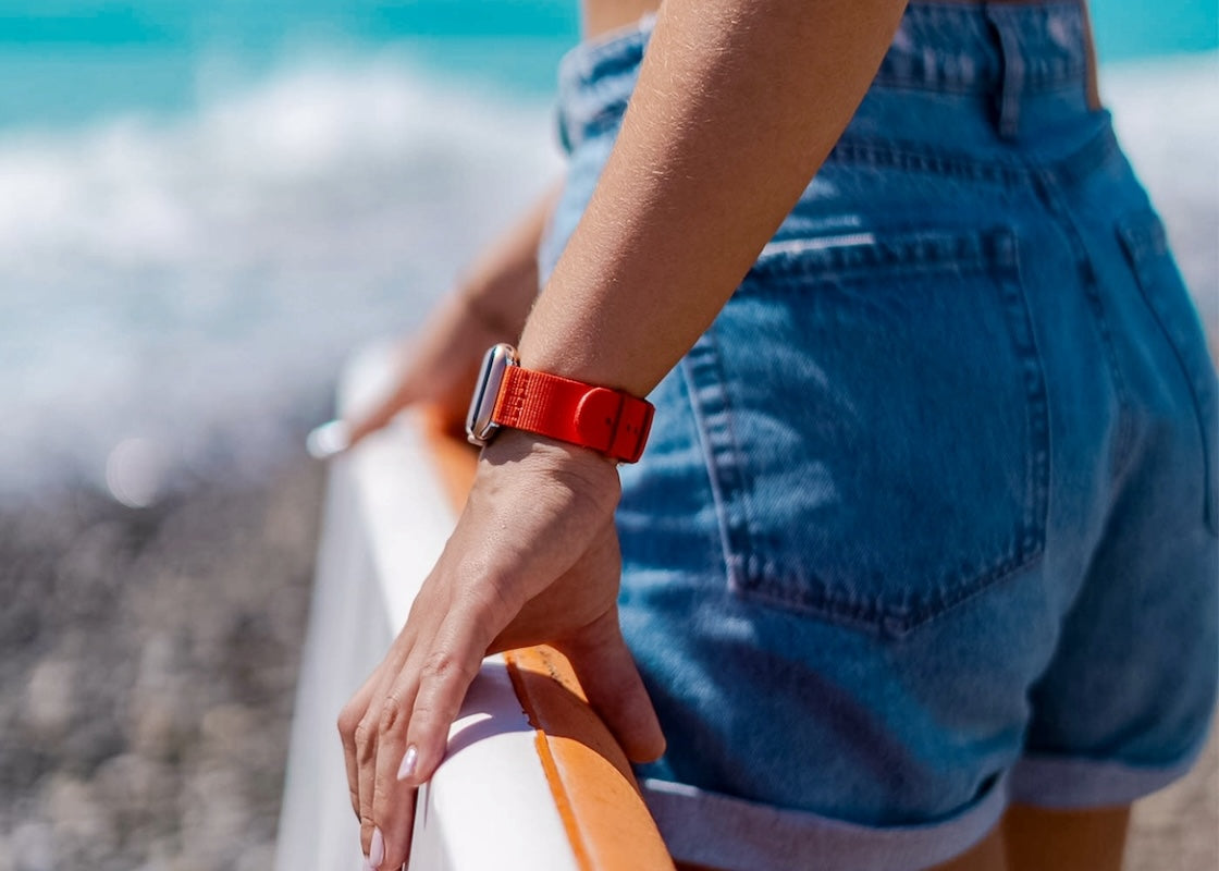 Eine umweltfreundliche Armband für die Apple Watch, hergestellt aus recyceltem Meeresplastik, präsentiert ein elegantes Design und ein Bekenntnis zur Nachhaltigkeit.